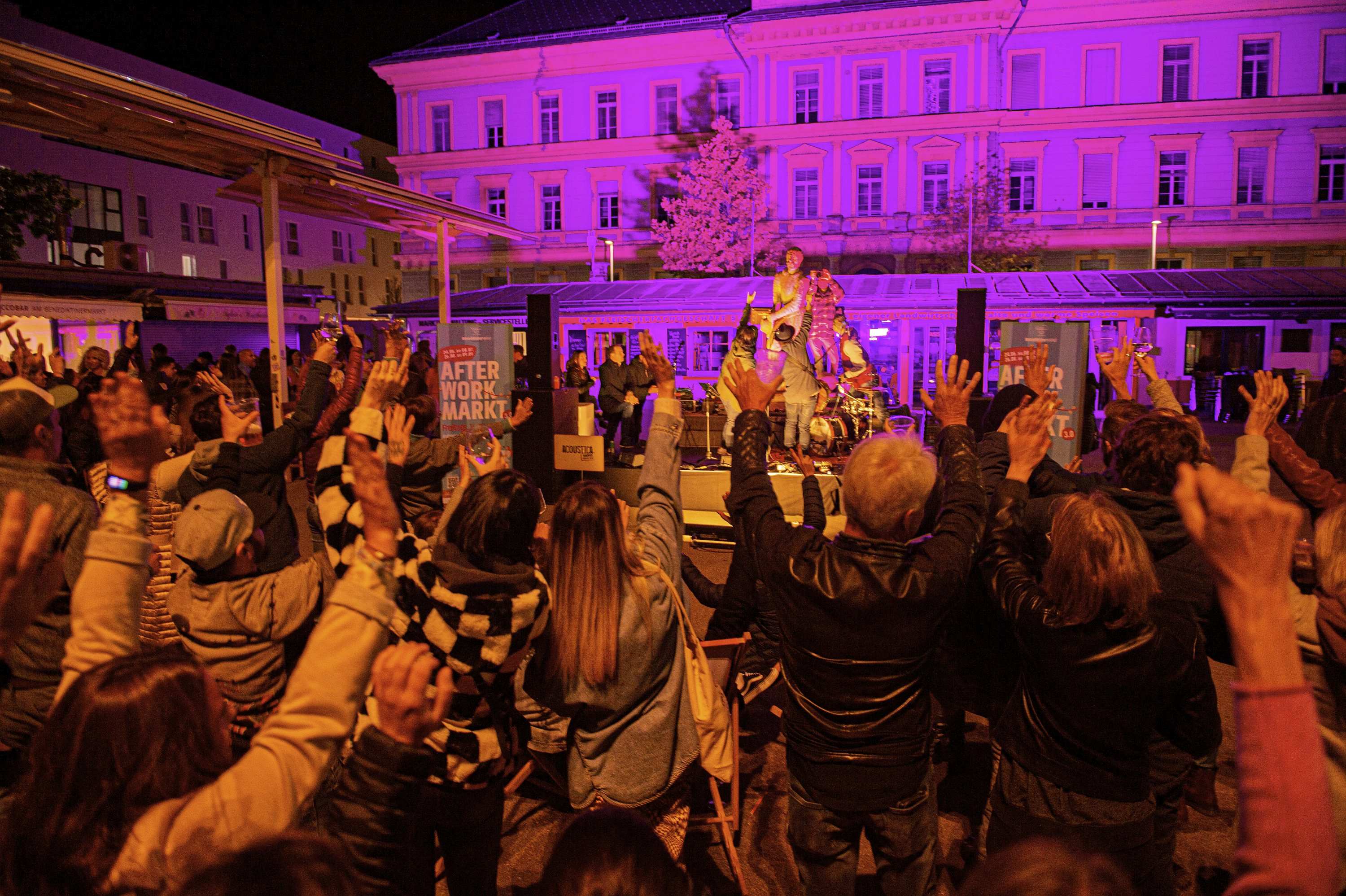 Stimmungsbild beim Livekonzert am After Work Markt