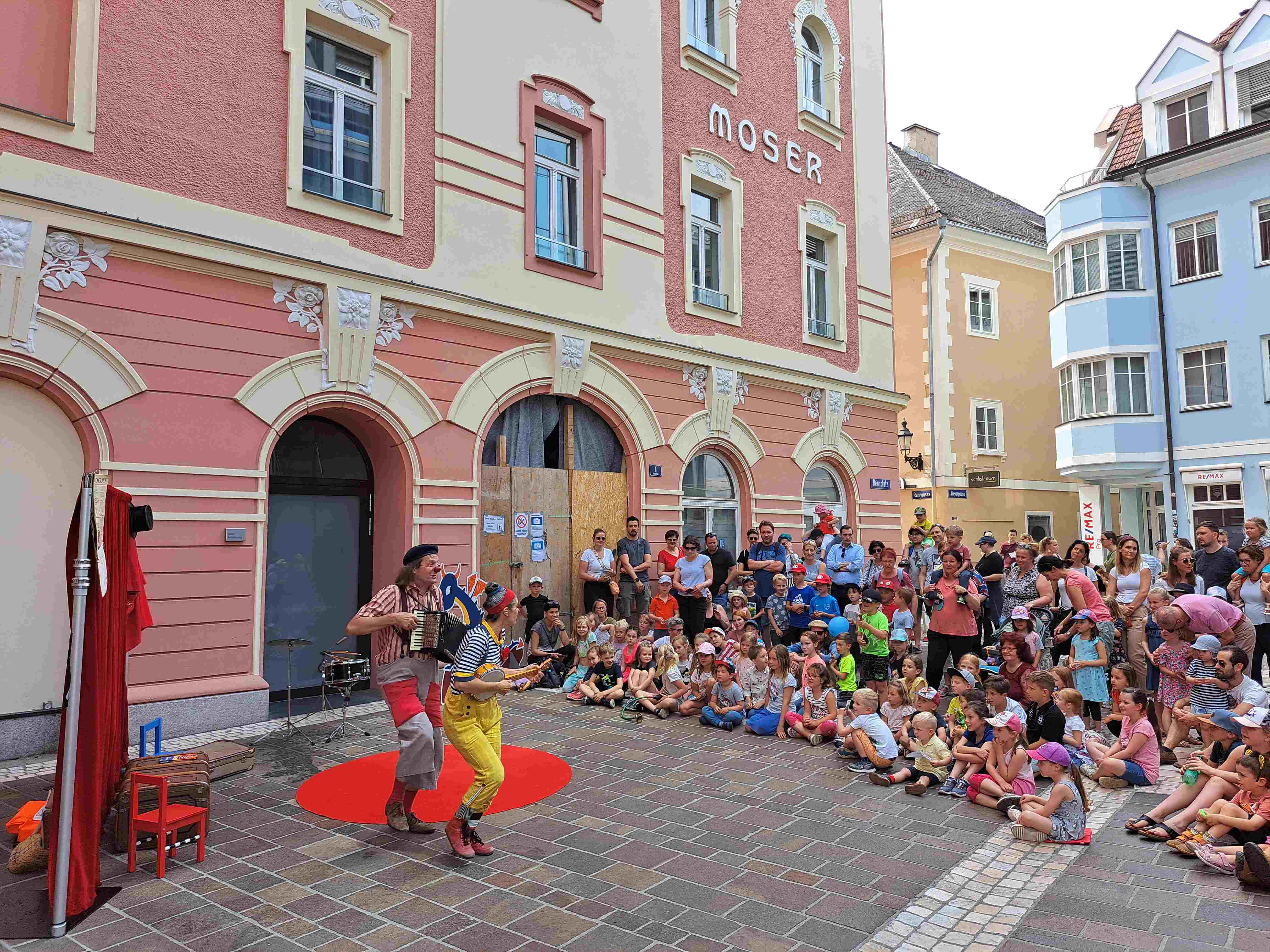 Giggo & Rita beim ihrem Auftritt der Drachenjagd vor großem Kinderpublikum