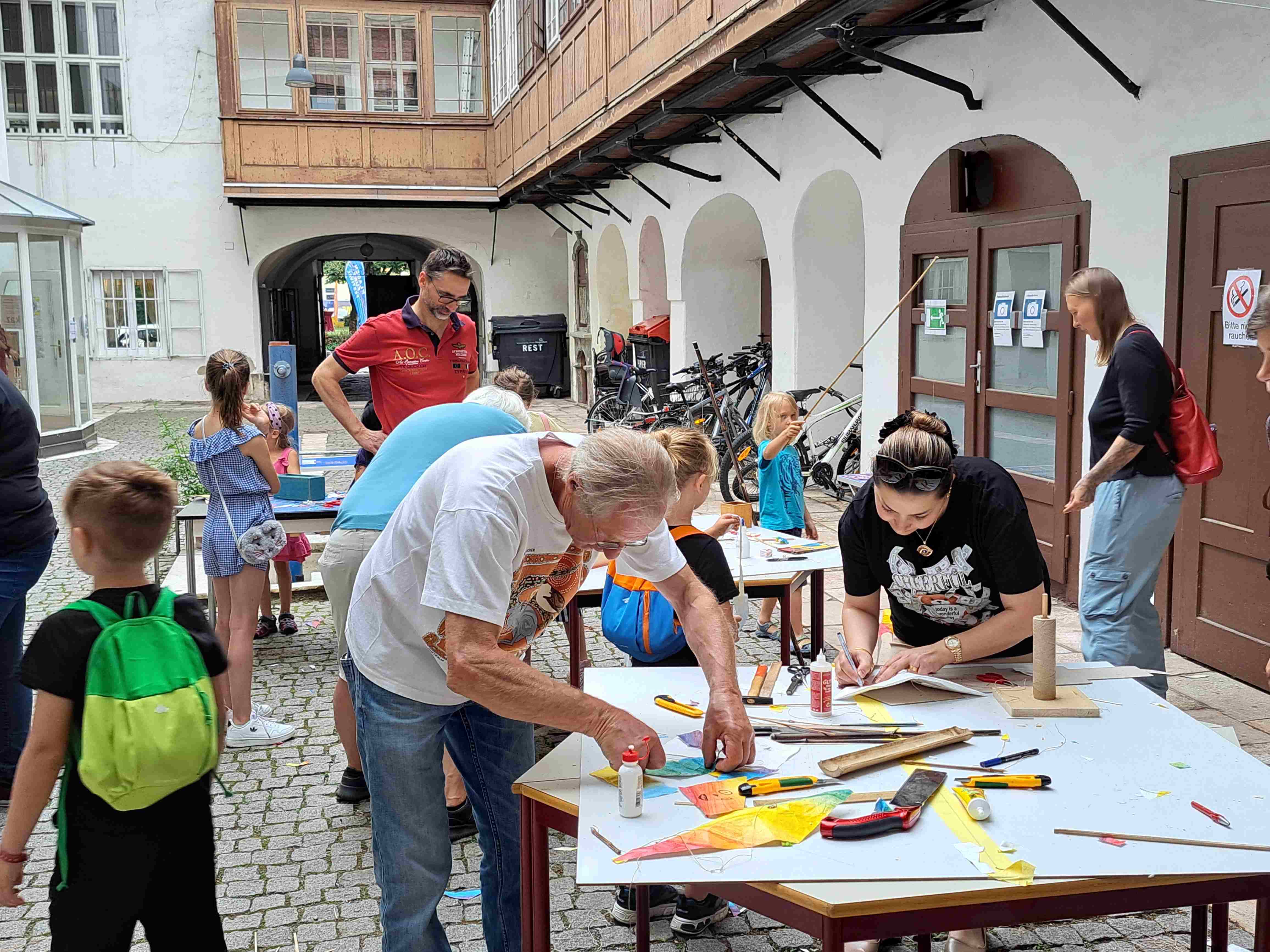 Basteln, Malen & Schneiden in den schönsten Innenhöfen der Stadt bei der Drachenjagd 2022