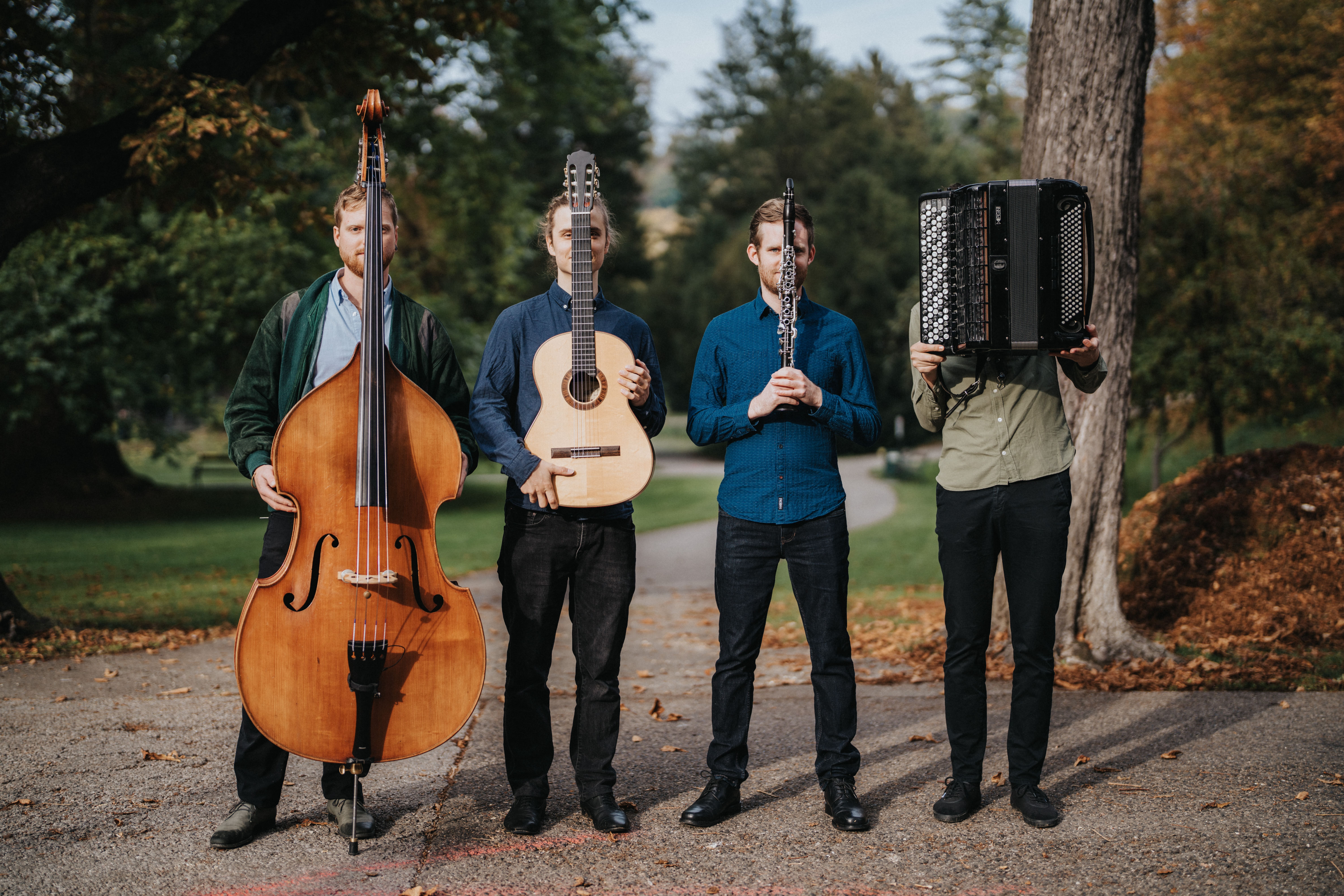 Gruppenfoto Quattro Grammo mit Musikinstrumenten