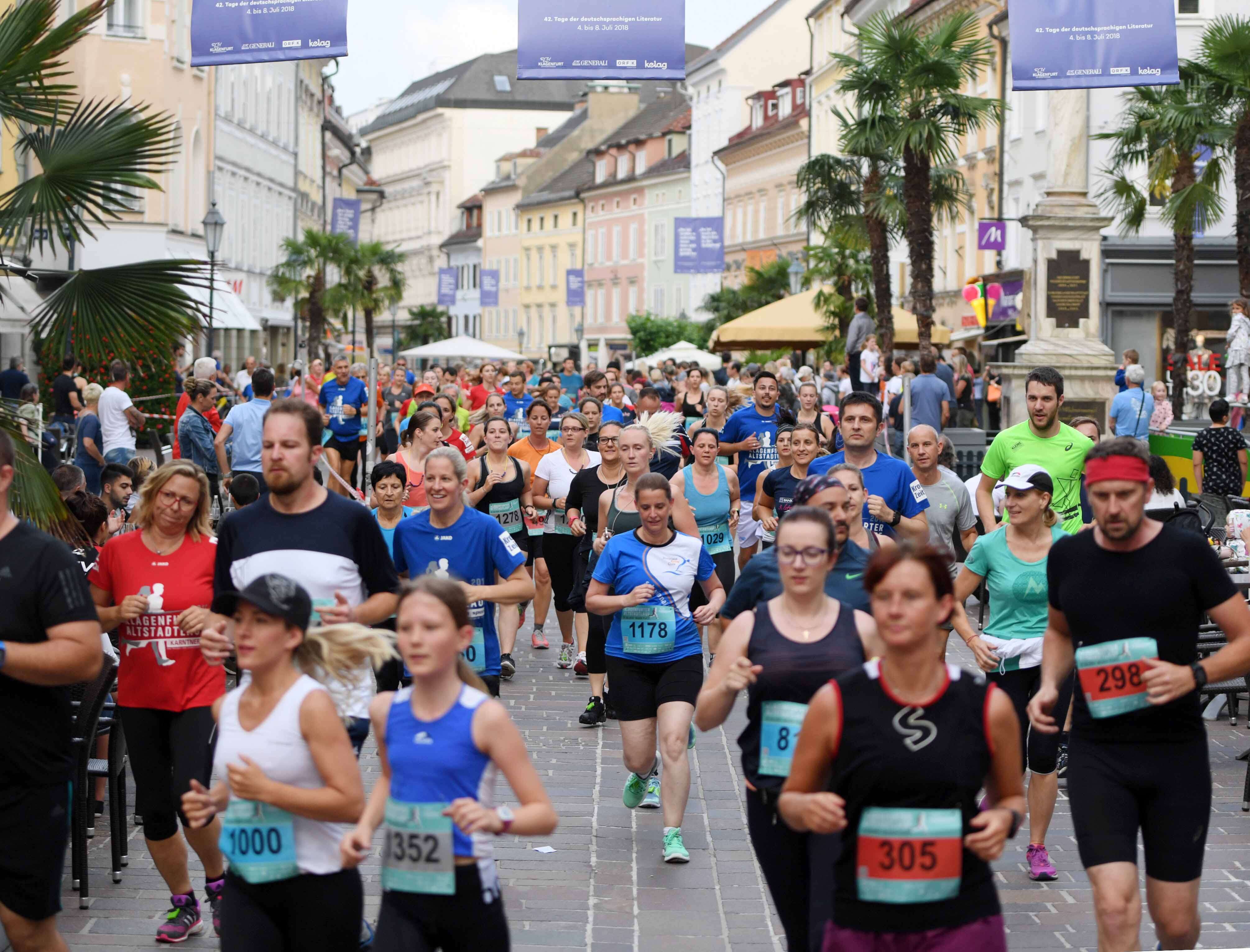 Läufer und Läuferinnen beim Klagenfurter Altstadtlauf 