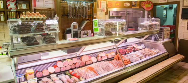 Fleisch- und Wurstvitrine der Fleischerei Plautz in Klagenfurt