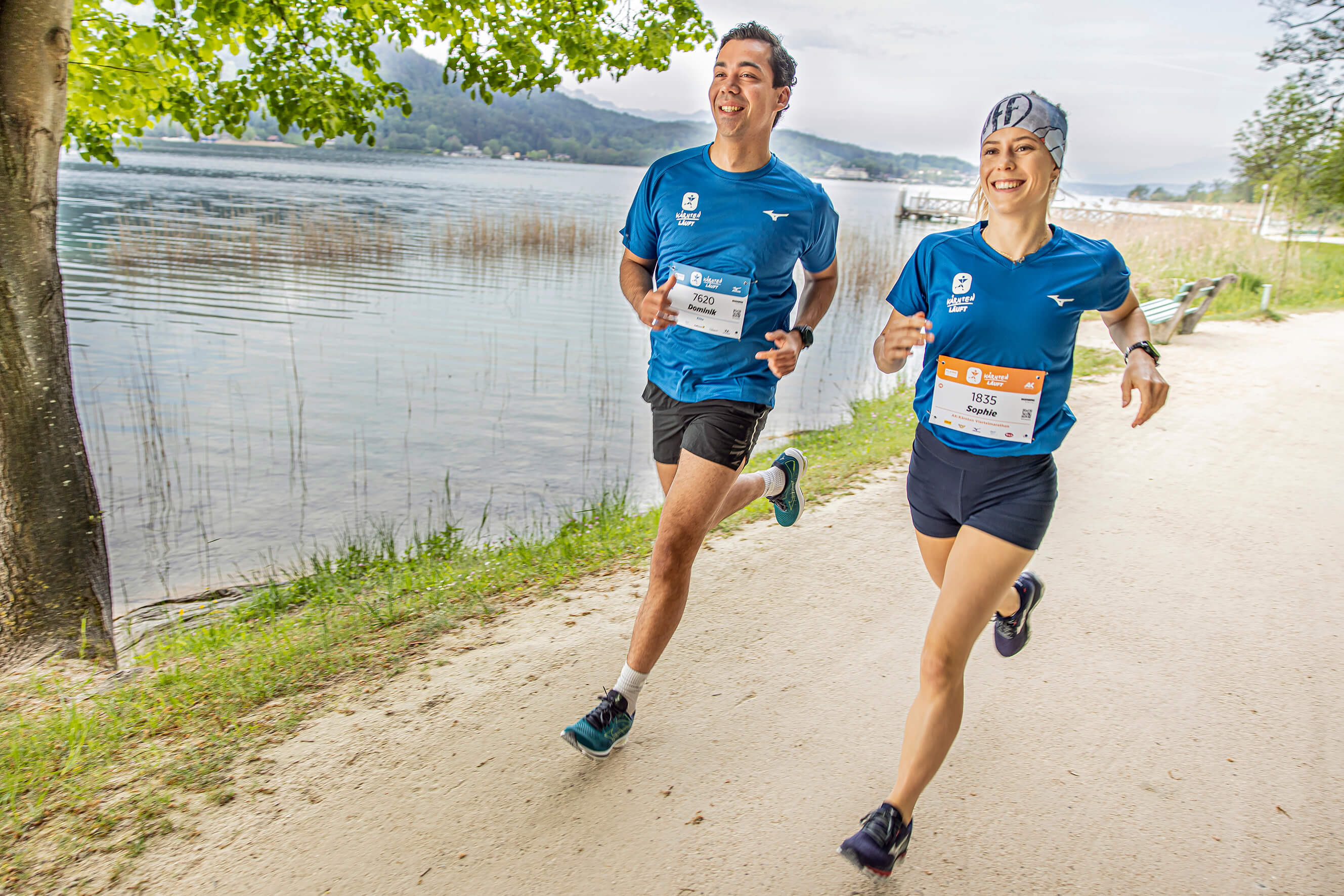 Läufer und Läuferin beim Lauf um den Wörthersee