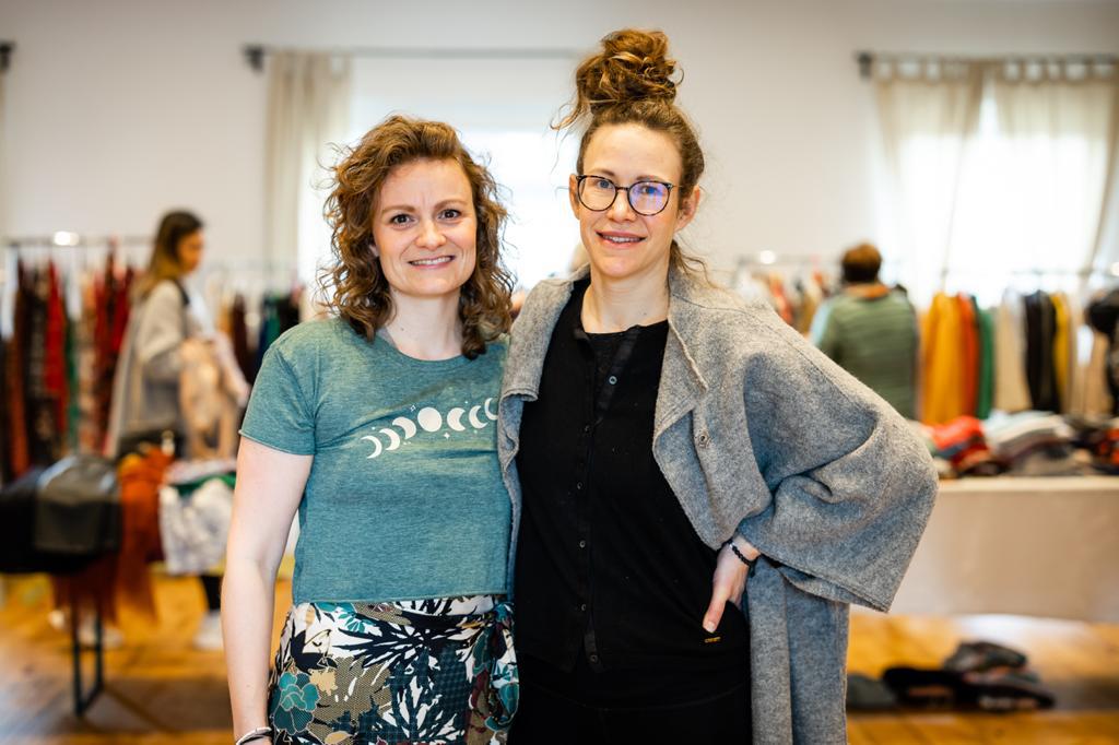 Kleider tauschen statt kaufen: beim Kleidertausch in Moosburg, den zwei Klagenfurterinnen organisieren