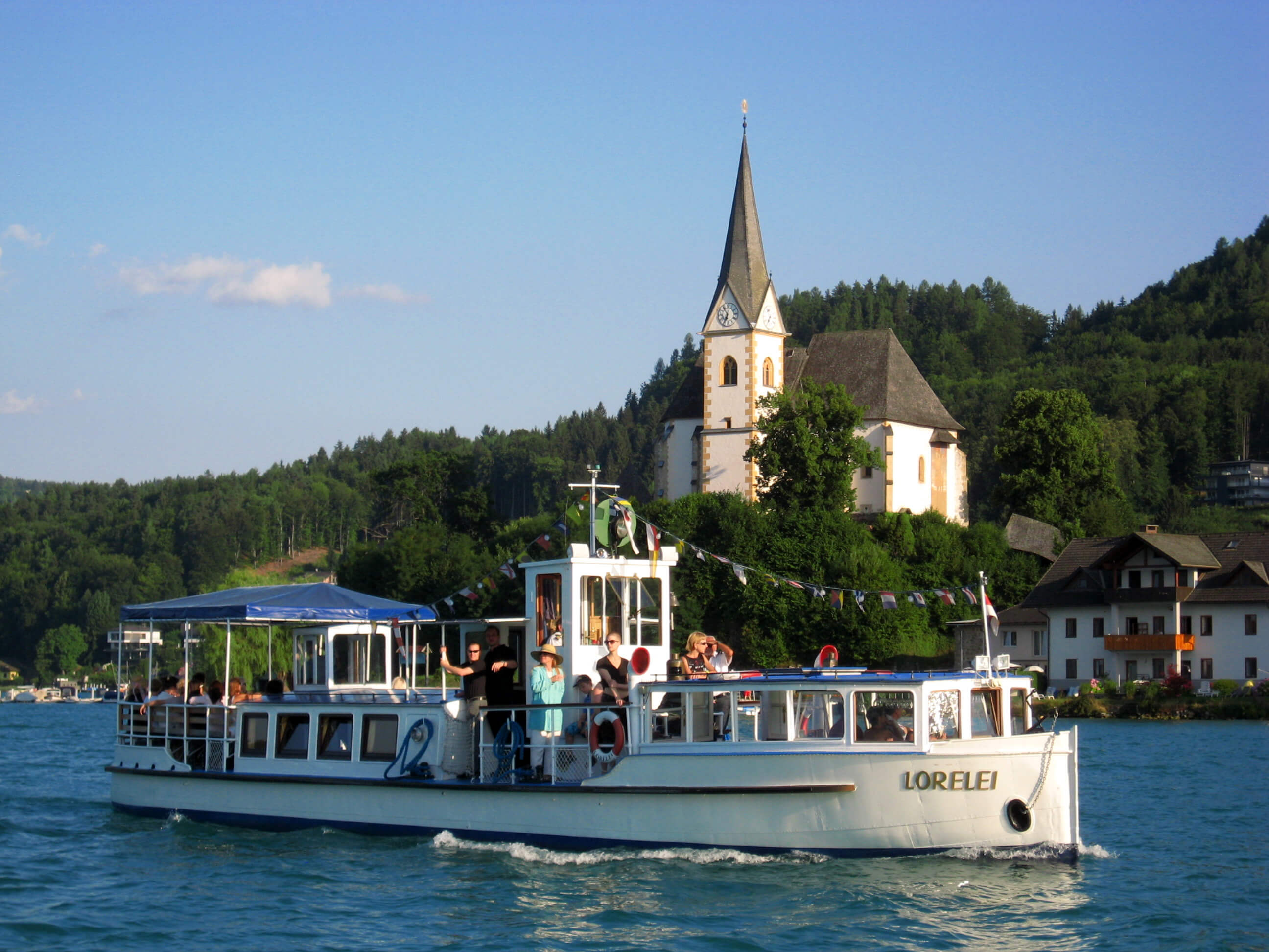 Gruppe bei ArchitekTouren Fahrt der Wörthersee Schifffahrt bestaunt Architektur am Wörthersee 