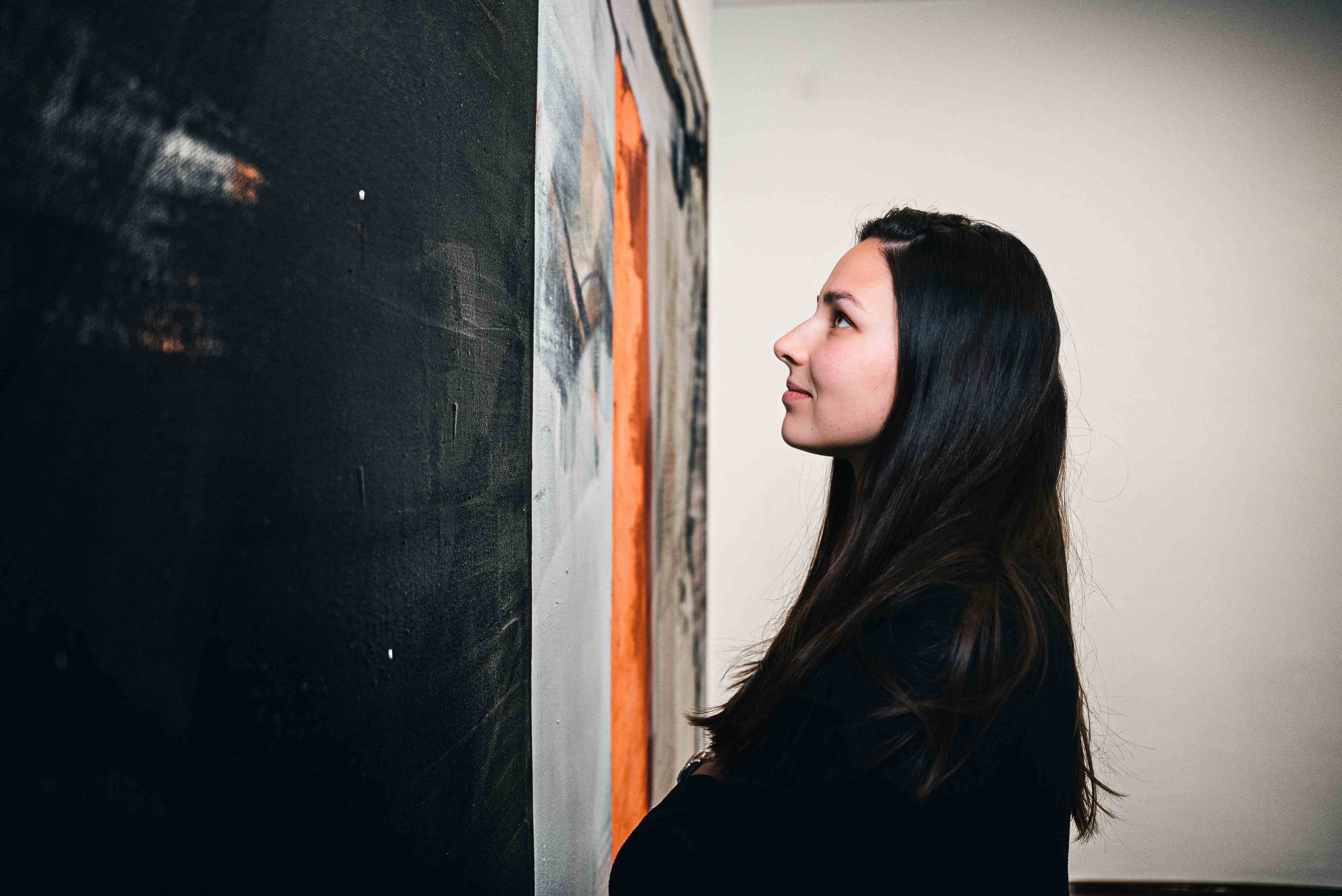 Galeristin Lisa Pirker vor einem der ausgestellten Kunstwerke in ihrer Galerie The Artbooster
