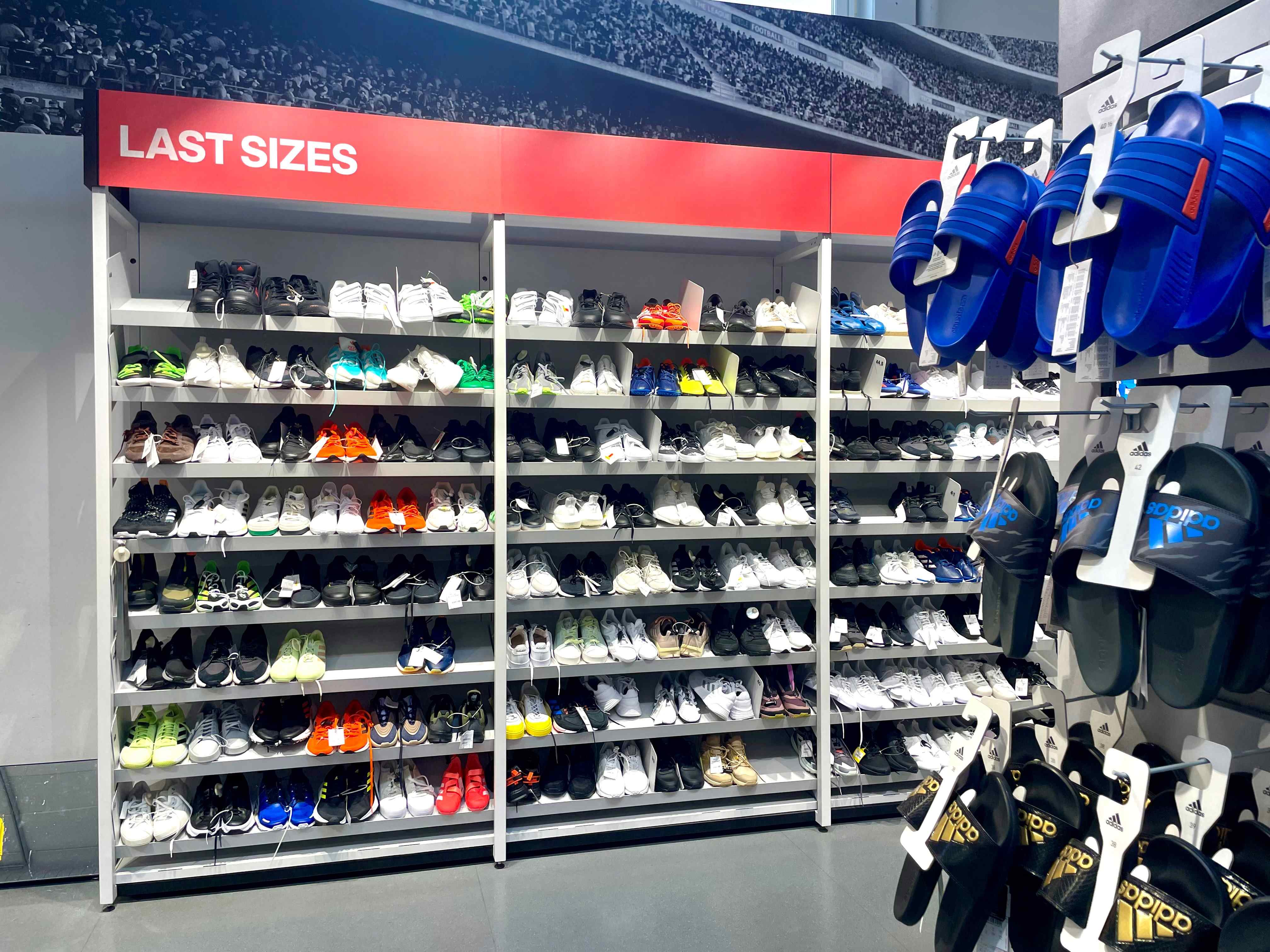 Restposten Sneakers-Regal im Adidas Outlet Store Viktring