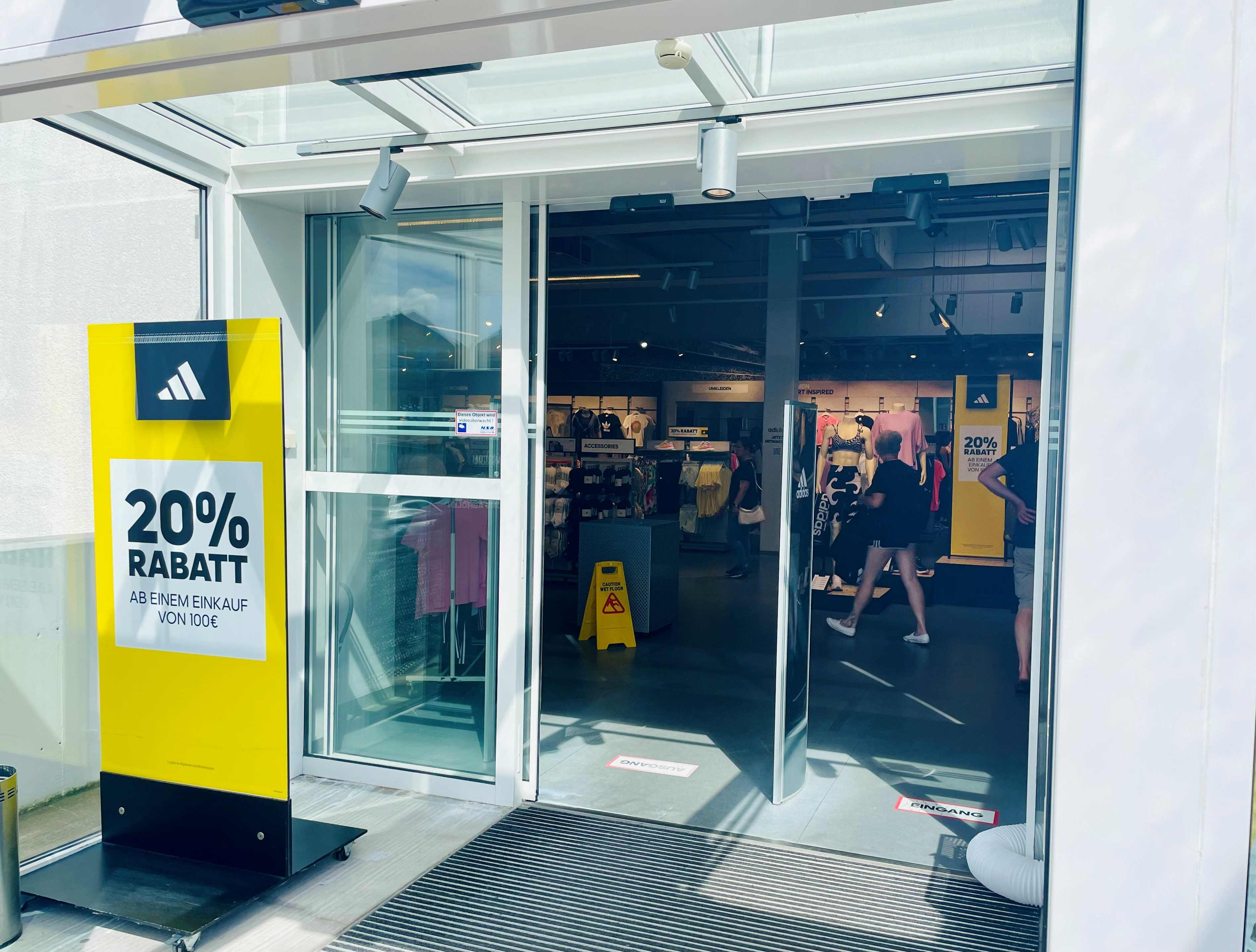 eingang zum Adidas Outlet Store in Viktring