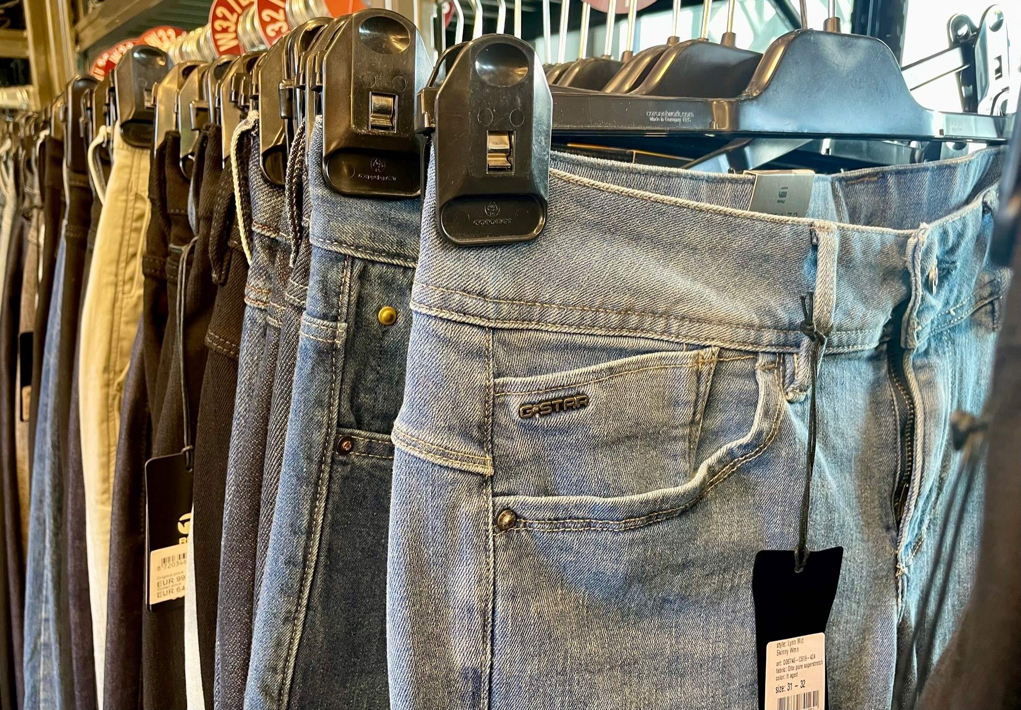 G-Star Jeans an der Stange im Outlet in Viktring