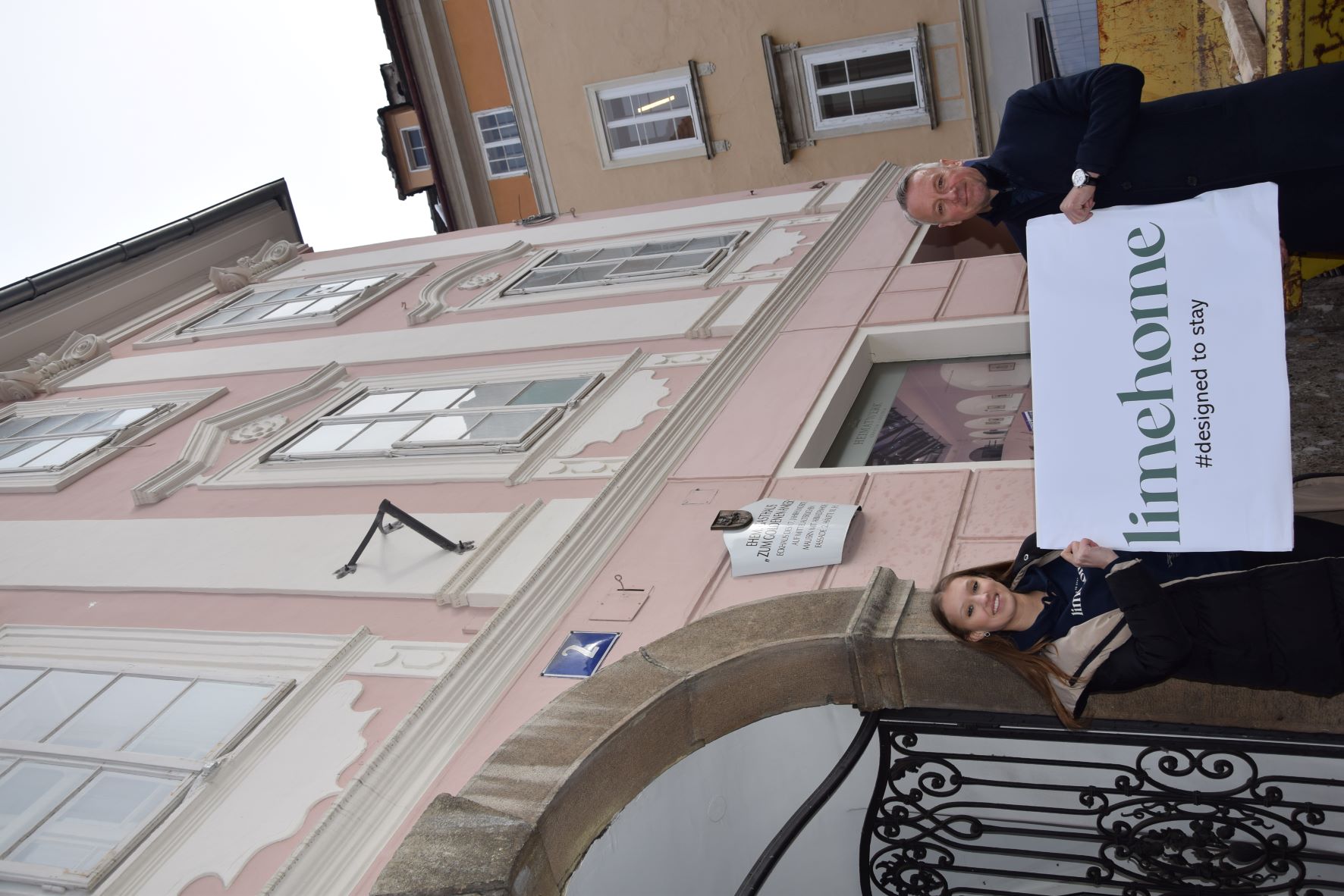 BILD zu OTS - Dieter Matjasic (GF LILIHILL) und Jana Jaklin (Projektmanagement limehome) vor THE LORDS in Klagenfurt,