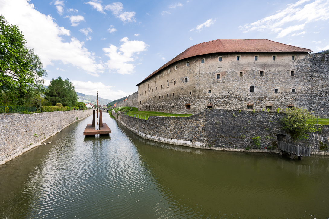 vollständig erhaltener, mit Wasser gefüllter Stadtgraben in Friesach