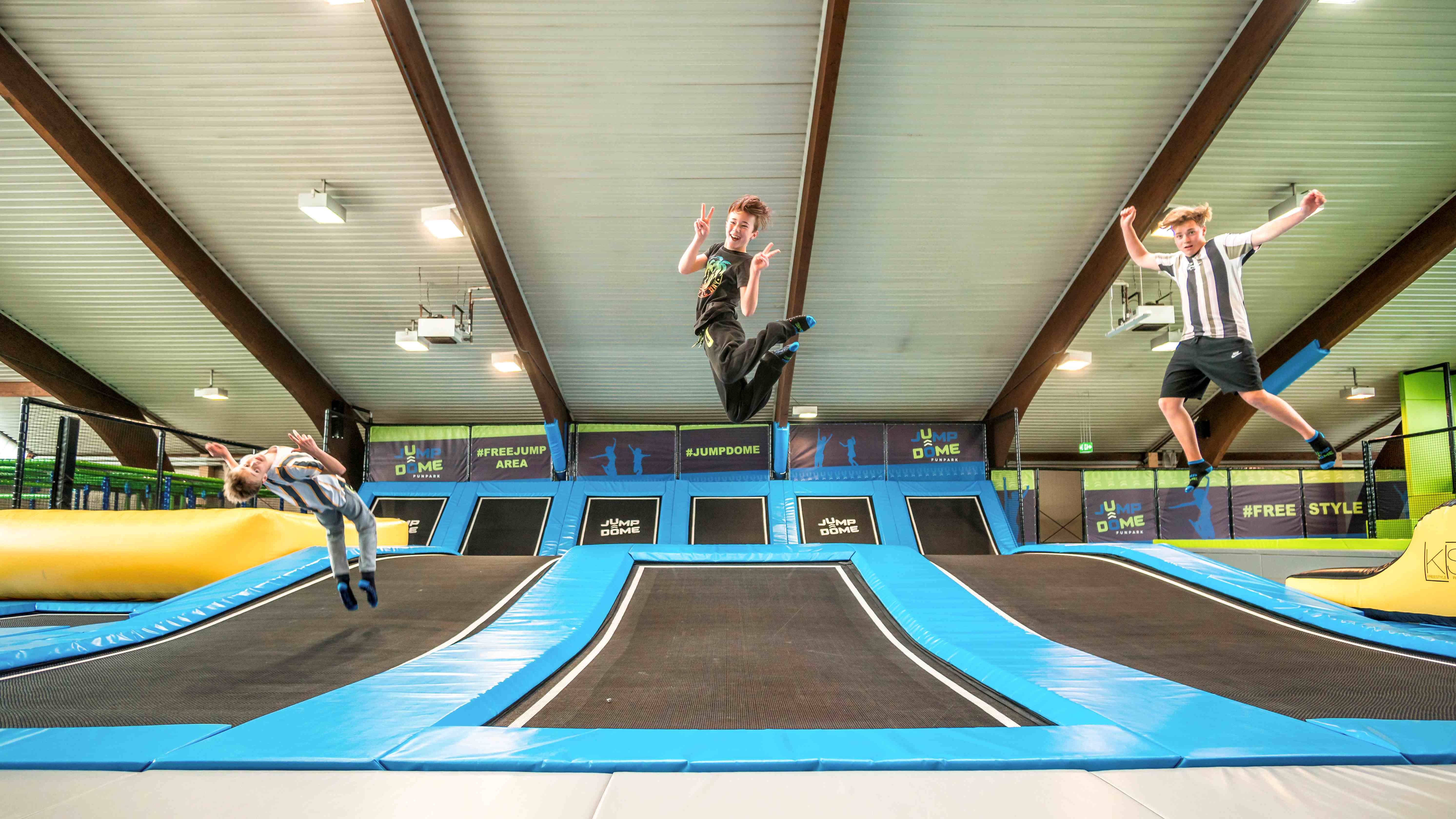 Drei Jungs auf den Trampolinen des Jumpdome Klagenfurt