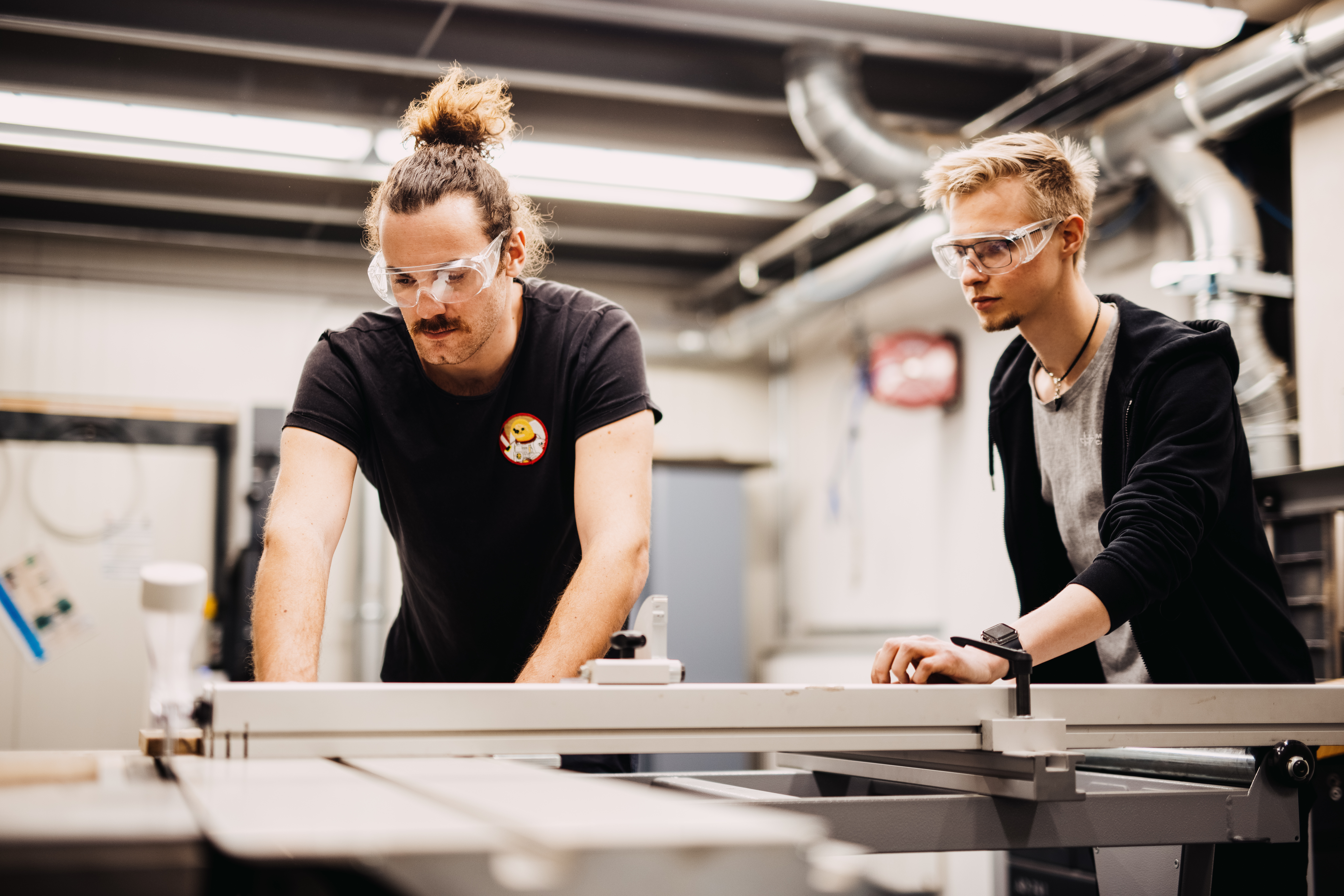 Zwei junge Männer beim Fertigen eines Prototyps im Makerspace Carinthia