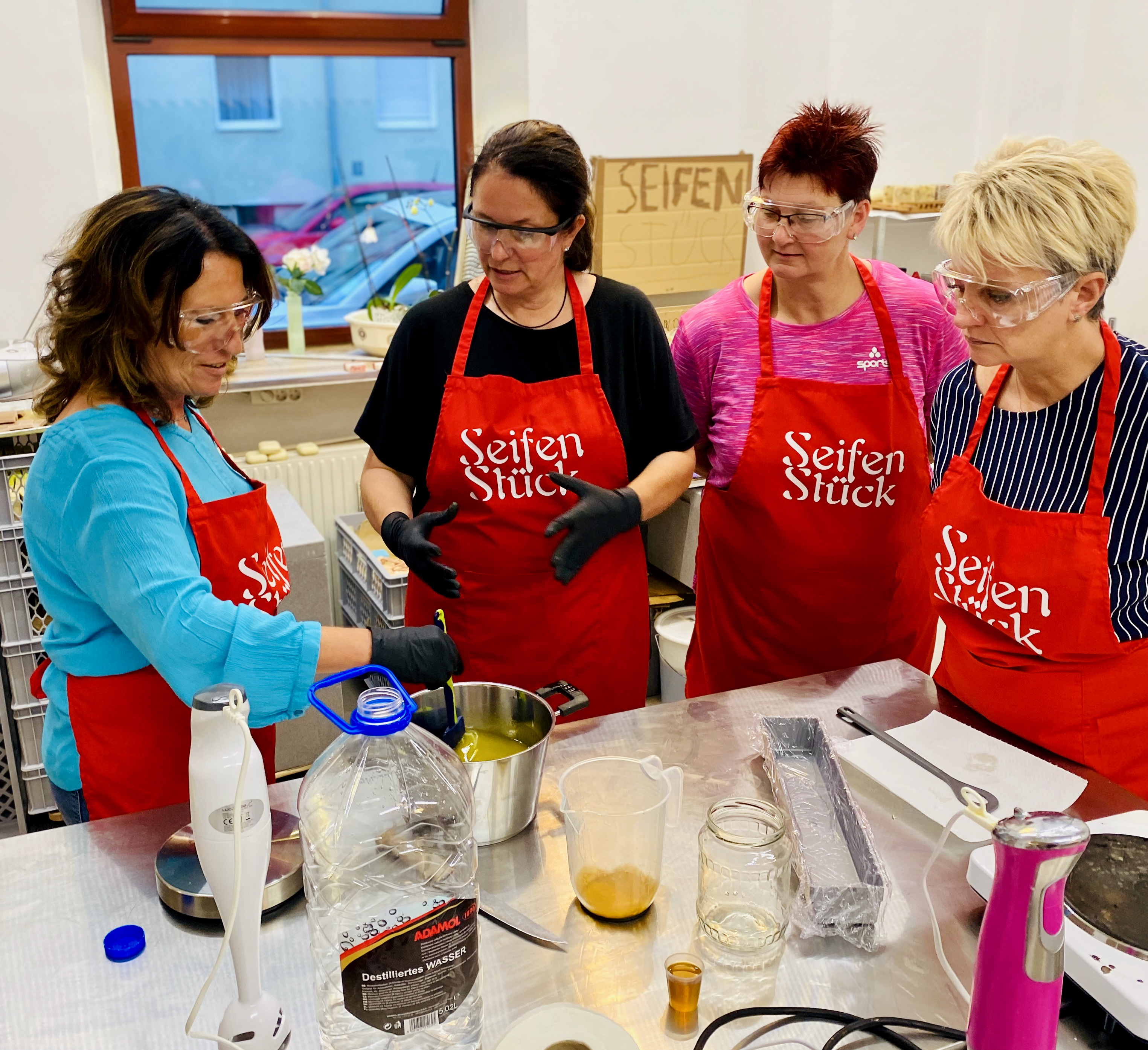 Alexandra Polster zeigt Workshopteilnehmerinnen, wie man Seife herstellt