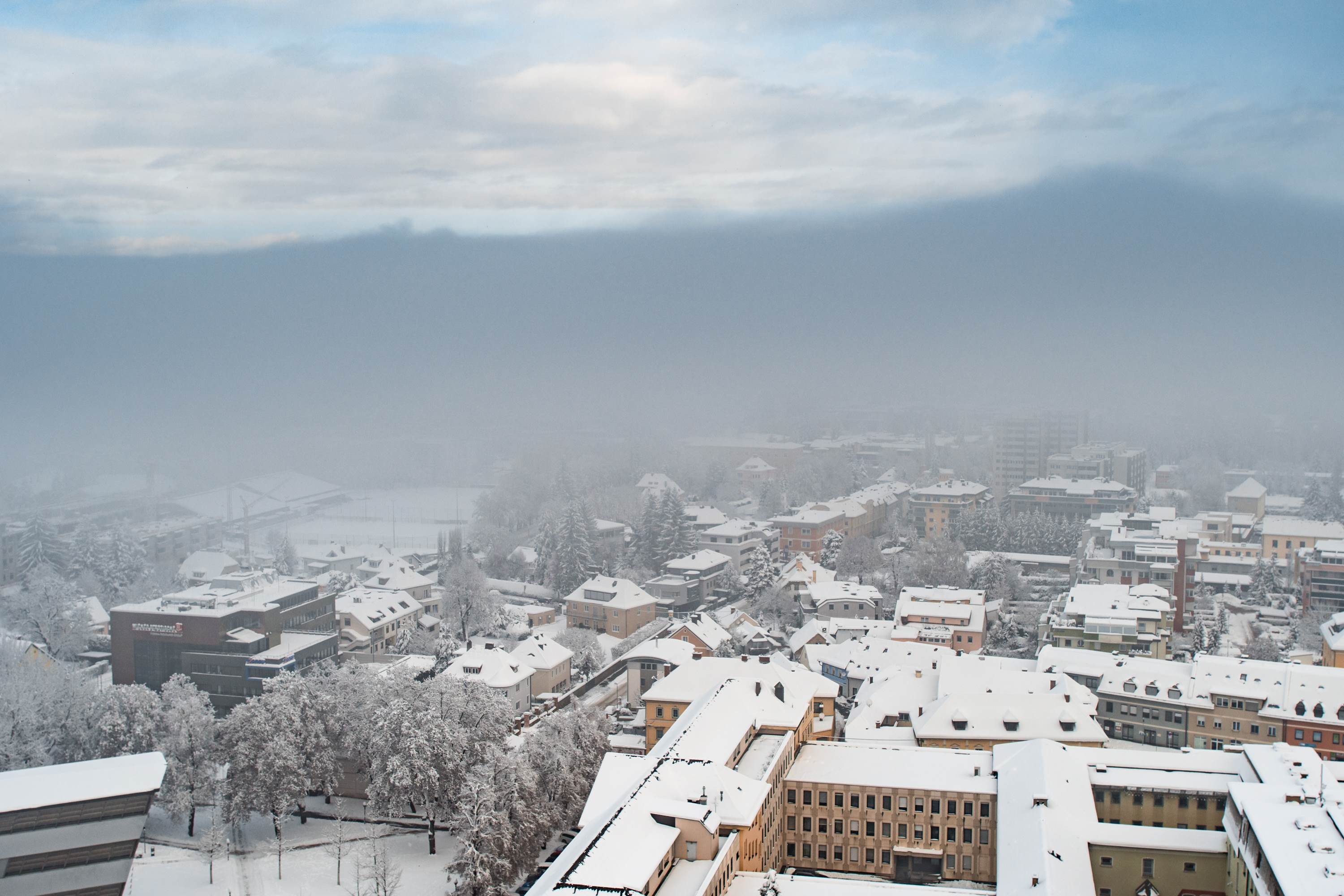 Der Norden der Stadt Klagenfurt im Nebel, gesehen vom Stadtpfarrturm aus