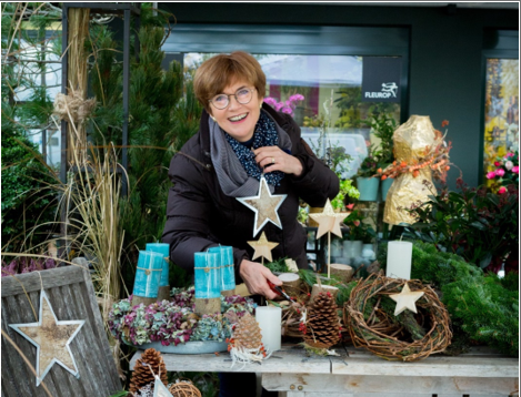 Birgit Brommer mit Adventskränzen