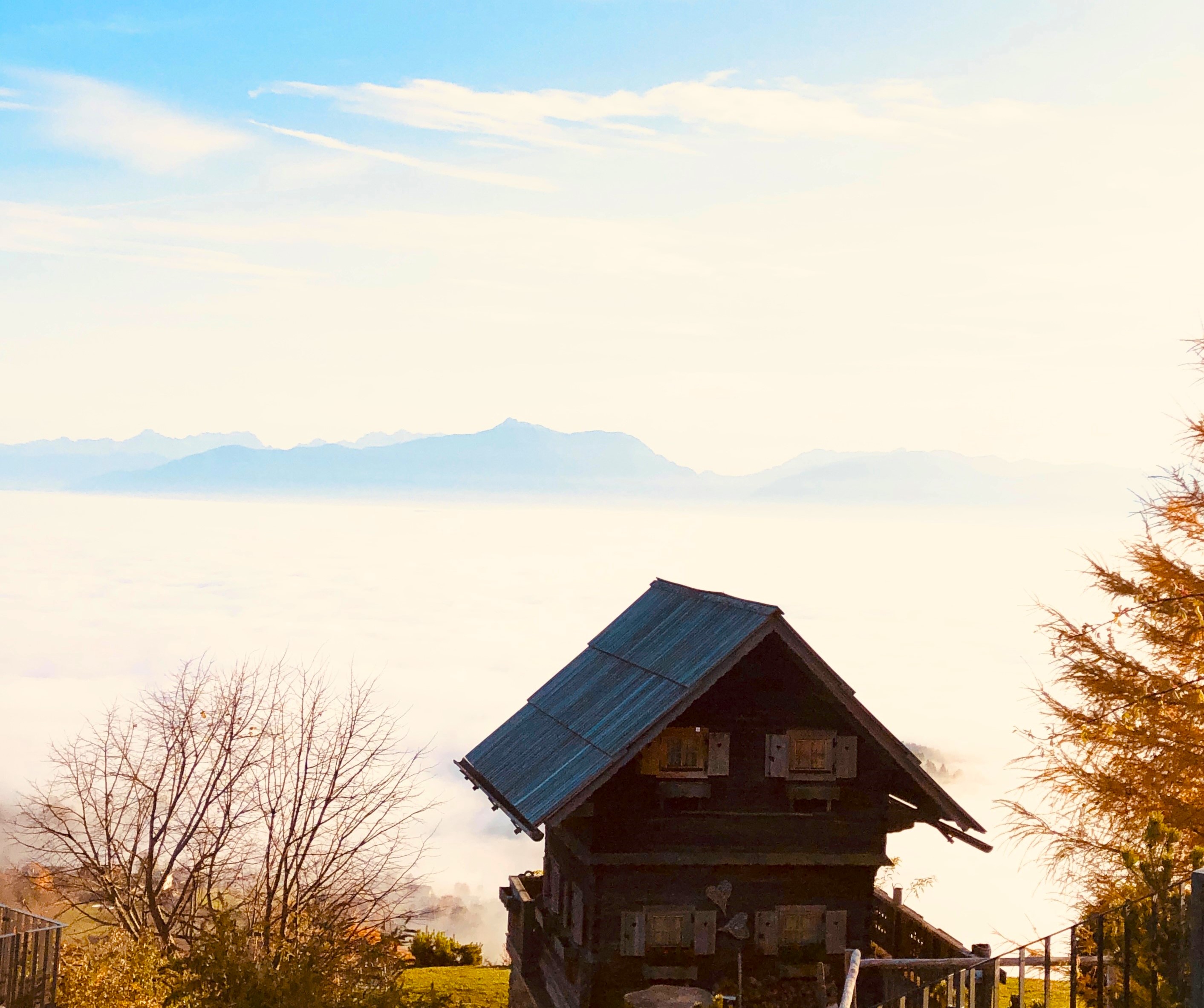 Blick über den Troadkasten am Magdalensberg übers Nebelmeer über Klagenfurt