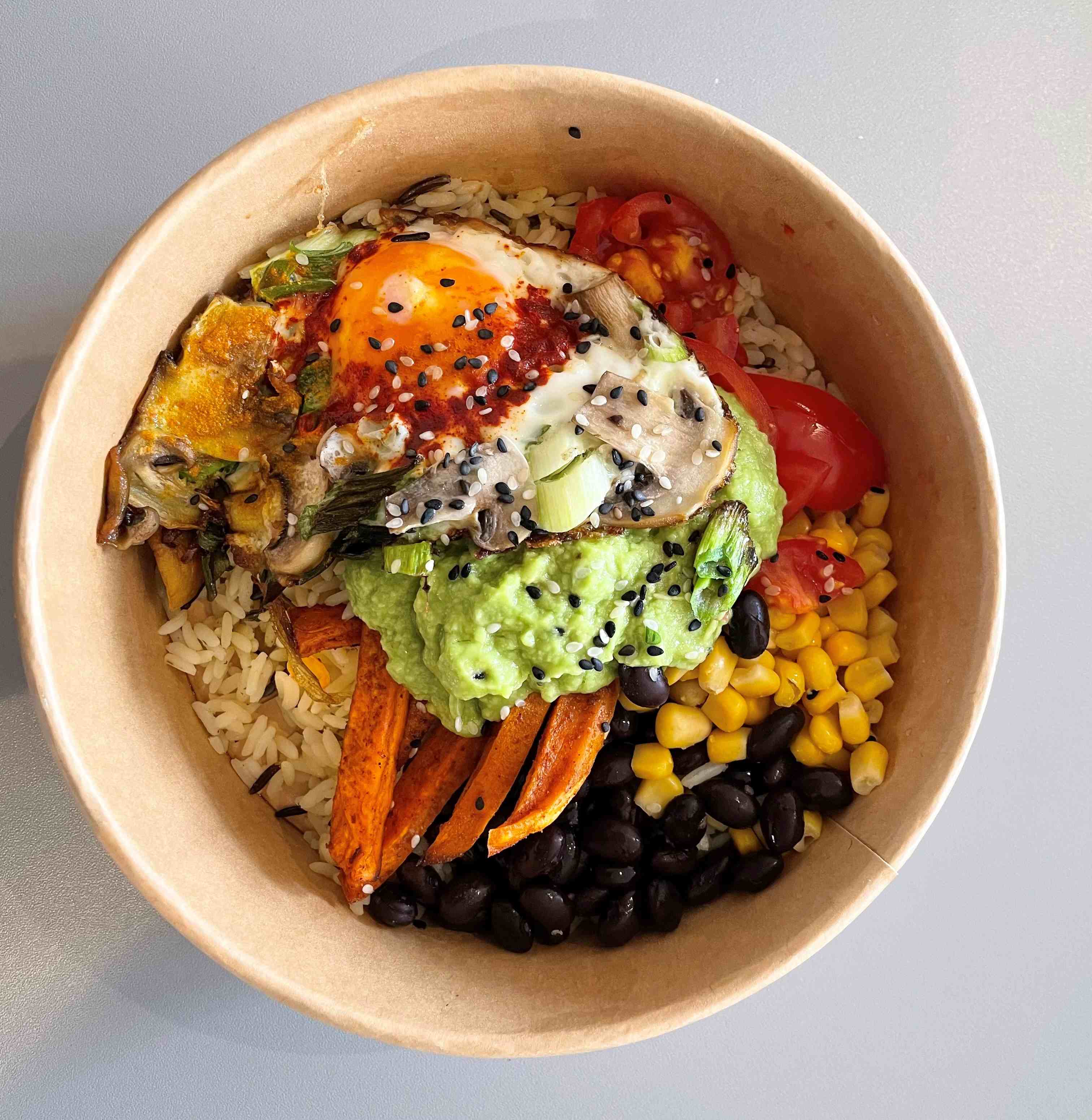 Take-Away Buddha Bowl vom Cafe Bistro Domino in Klagenfurt