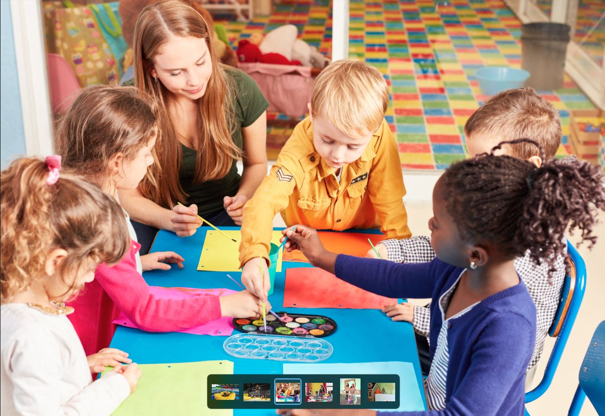 Kindergruppe beim Malen mit Betreuerin der KinderStadt Hilfswerk