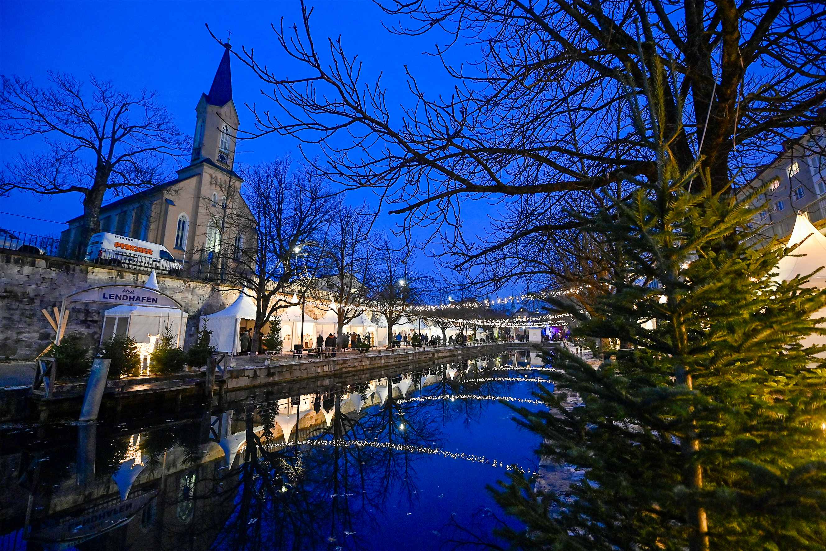 Foto vom Eröffnungstag des Hafenknistern, dem alternativen Weihnachtsmarkt in Klagenfurt