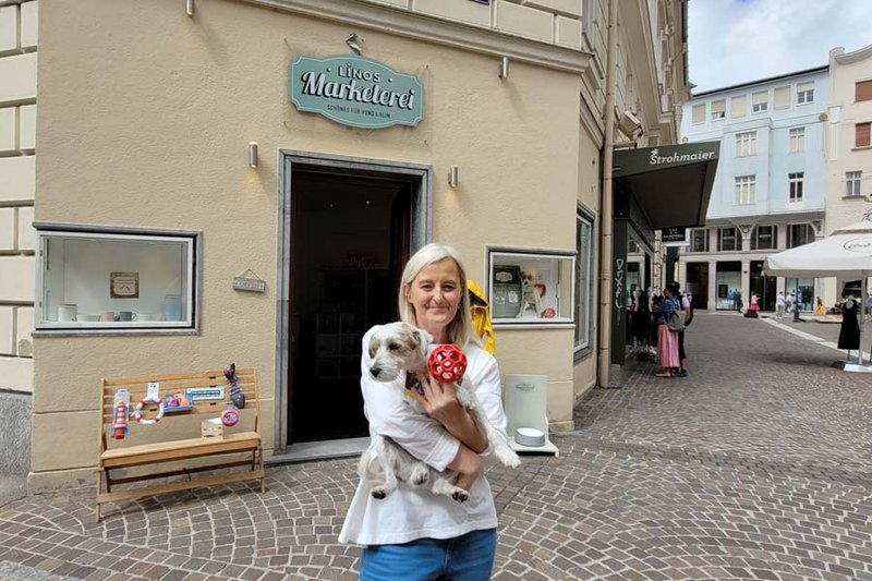 Inhaberin Linos Markterei vor ihrem neuen Laden am Arthur Lemisch Platz