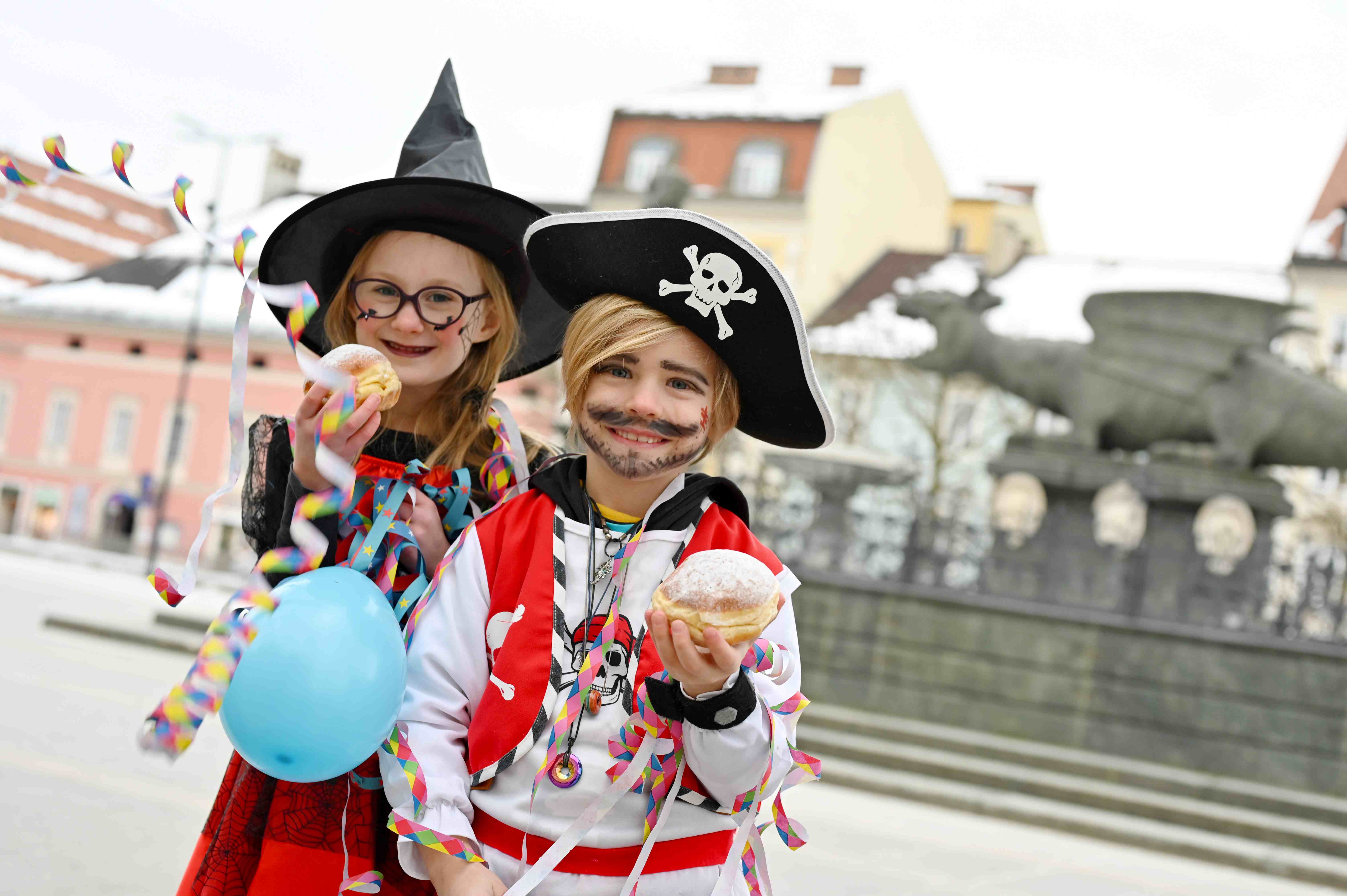 verkleidete Kinder vorm Lindwurm in Klagenfurt