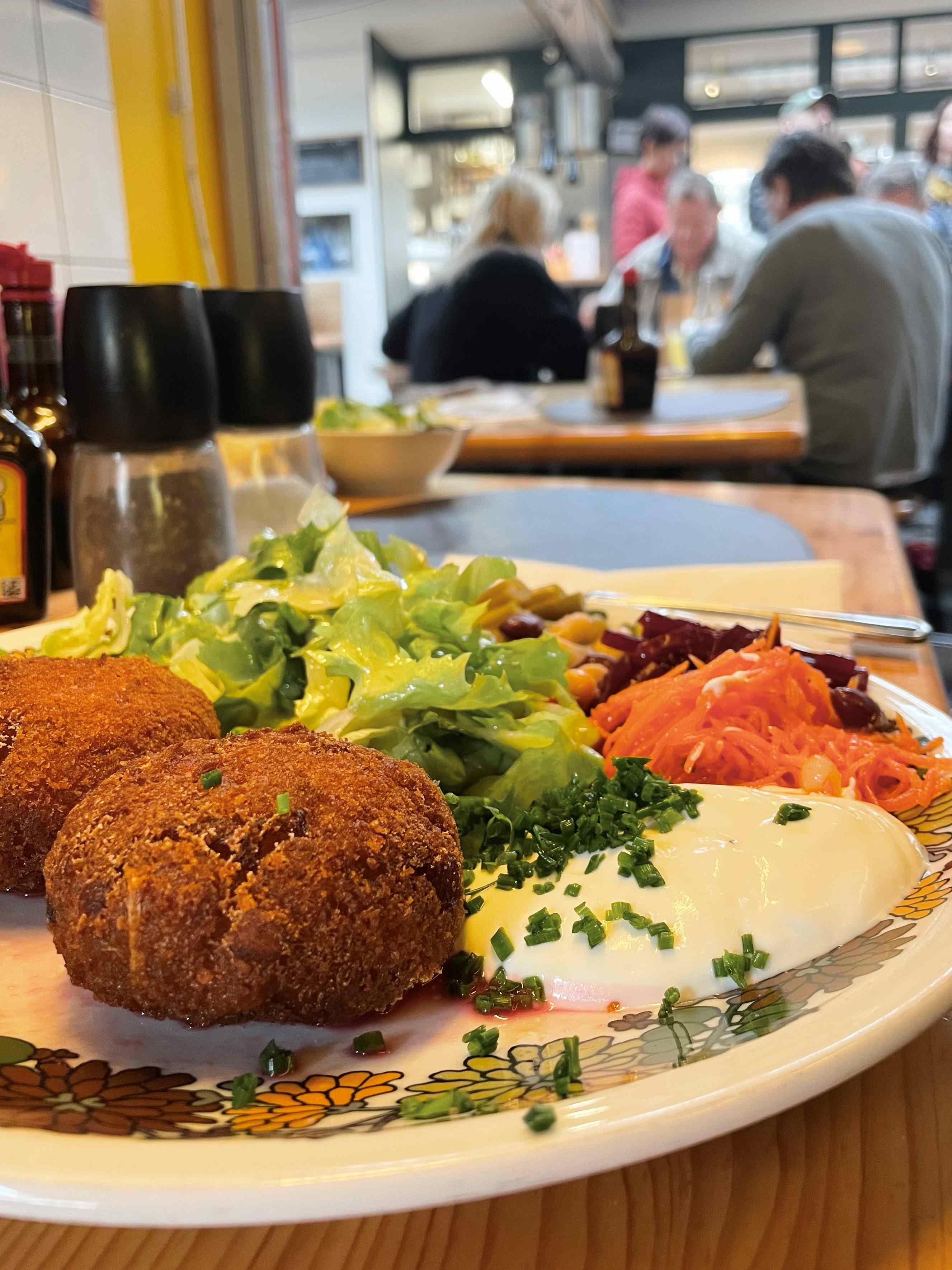 Bei Rudis Spinatlaibchen mit gemischtem Salat