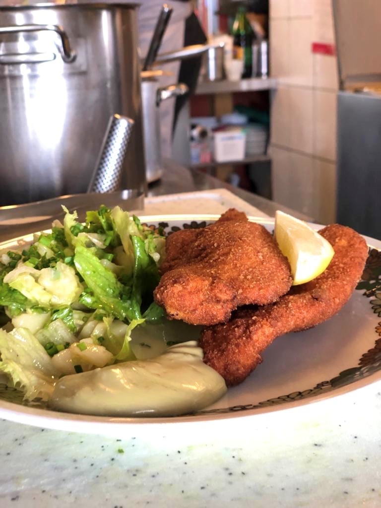 Bei Rudis am Markt Klagenfurt Backhendl mit Kürbismayonnaise