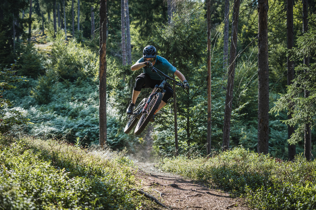 Endura Fahrer mit Helm beim Mountainbiken in Klagenfurt 