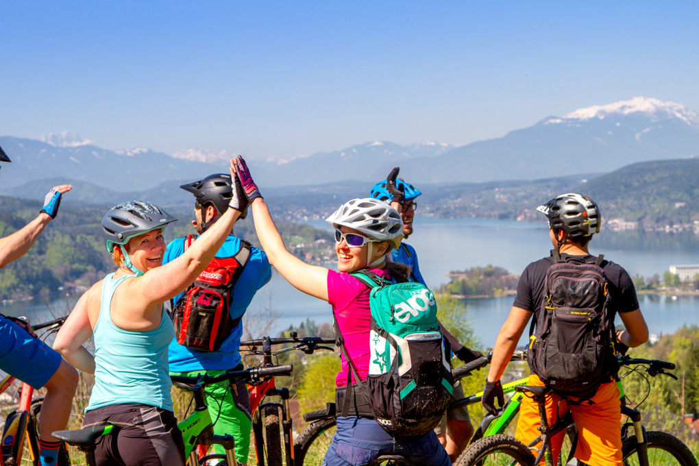 Freunde bei Pause während der Radtour rund um den Wörthersee 