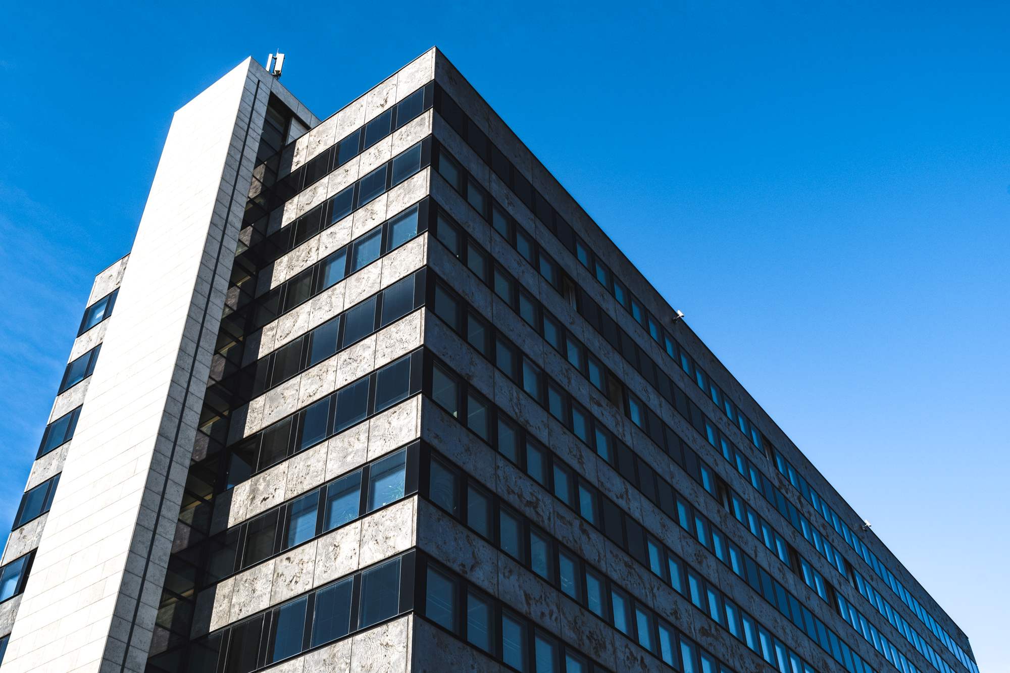 Architekturfotografie Bürogebäude der KELAG in Klagenfurt mit blauem Himmel im Hintergrund