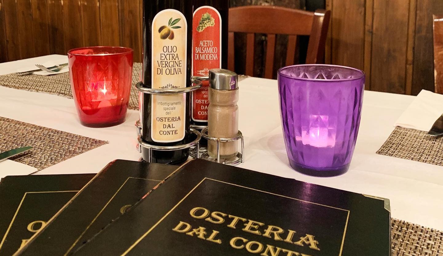 Speisekarte und Essig/Öl am Tisch in der Osteria dal Conte in Klagenfurt