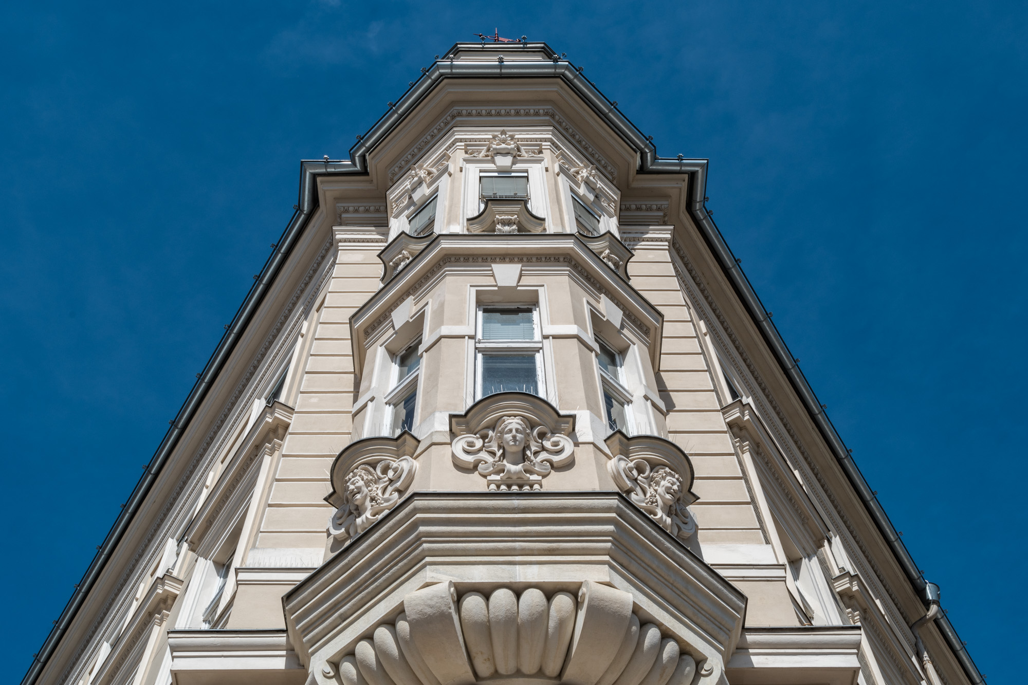 Detail einer opultenen Gebäudefassade in der Innenstadt von Klagenfurt
