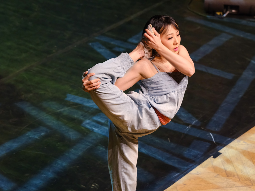 Ensemblemitglied des Chinesischen Nationalzirkus auf der Bühne