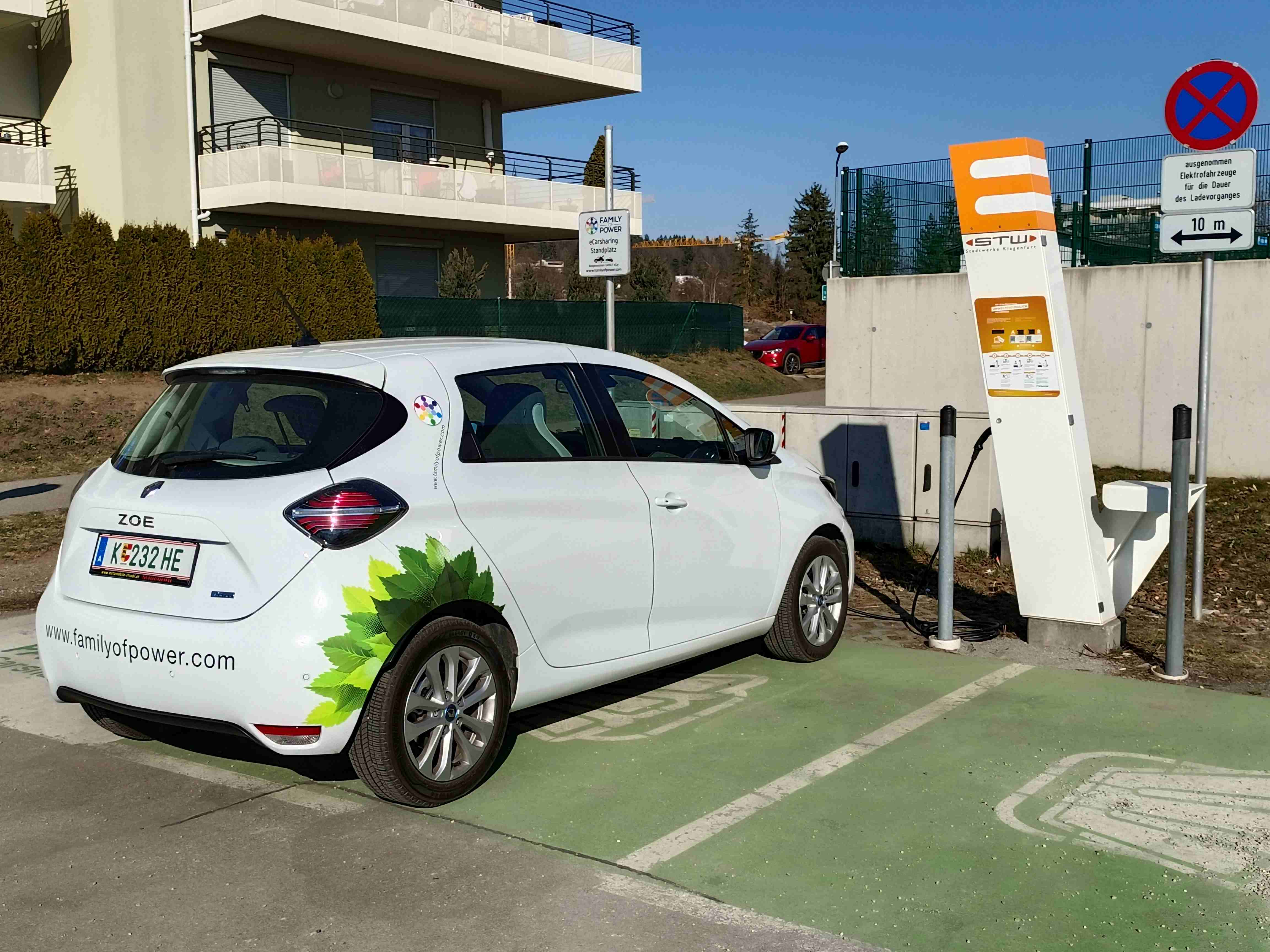 E-Car von "Family of Power" an der Ladestation