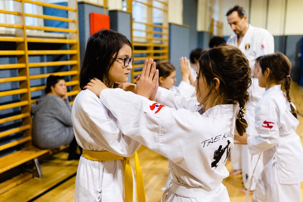 Kinder trainieren Taekwondo in der Sporthalle