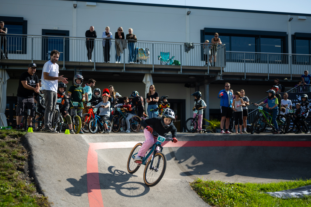 Mädchen mit Helm beim Radfahren auf Pumptrack in der Jumpworls.ONE in Klagenfurt 