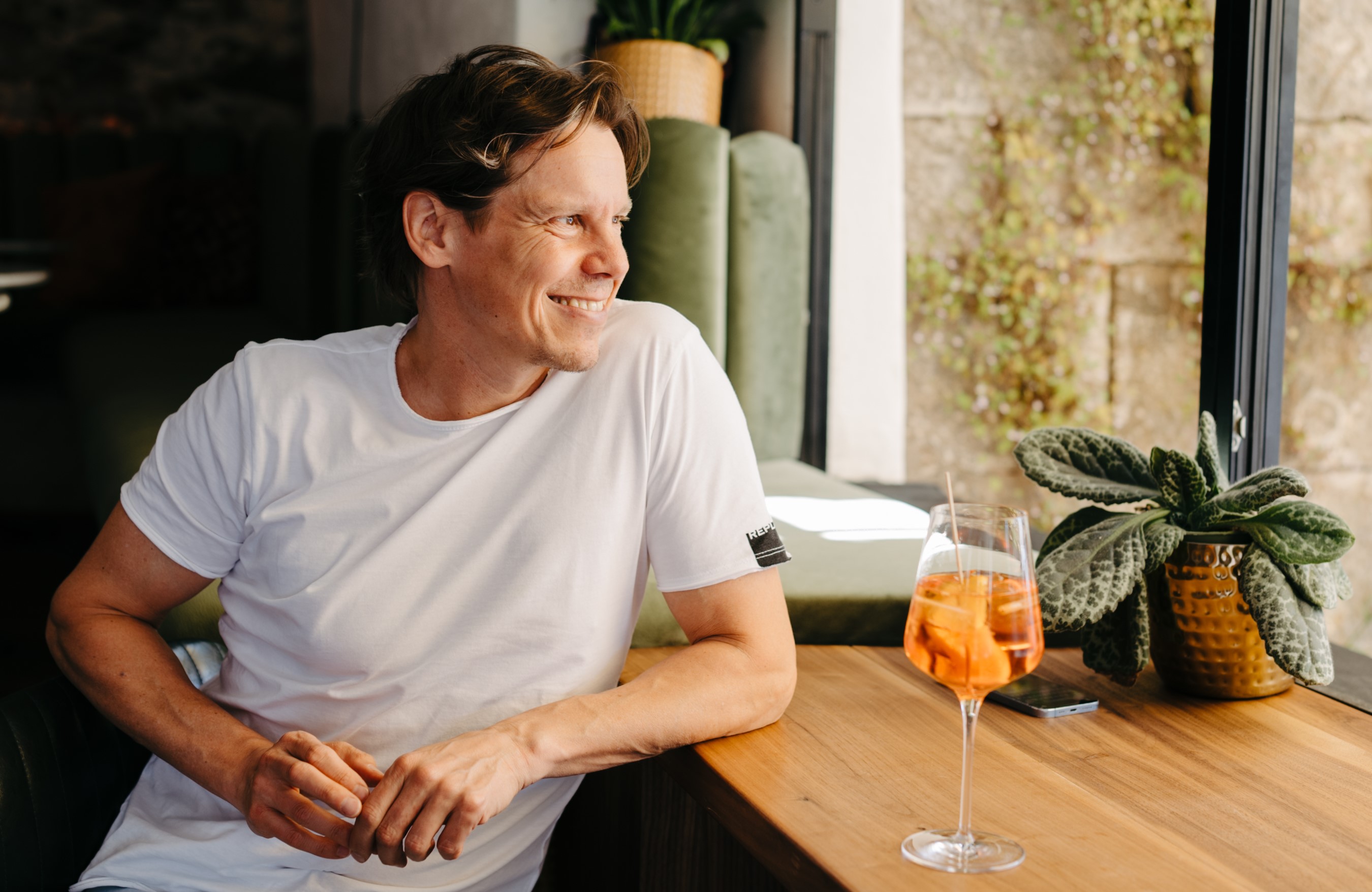 Michael Pontasch-Müller bei einem Spritz Aperol in der Hafenstadt Urban Area in Klagenfurt